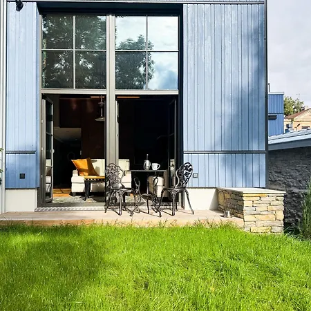 Lossipark Guest - Vis-a-vis Bishop's Castle Apartment Haapsalu