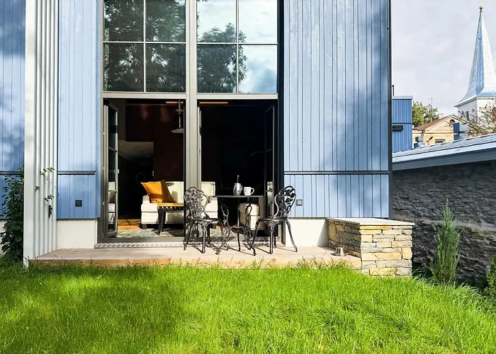 Lossipark Guest - Vis-a-vis Bishop's Castle Apartment Haapsalu