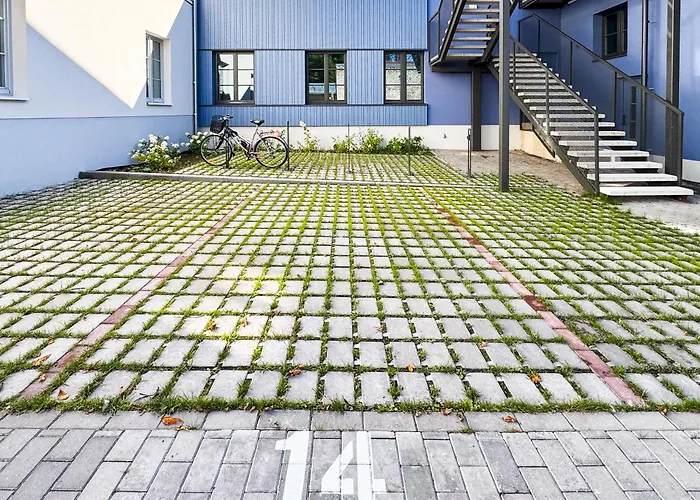 Lossipark Guest - Vis-a-vis Bishop's Castle Apartment Haapsalu