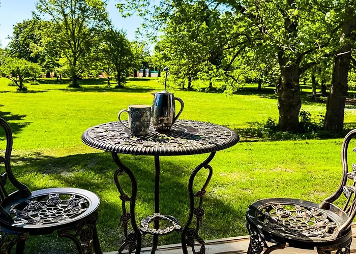 Lossipark Guest - Vis-a-vis Bishop's Castle * Haapsalu