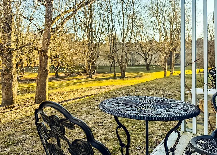 Lossipark Guest - Vis-a-vis Bishop's Castle Apartment